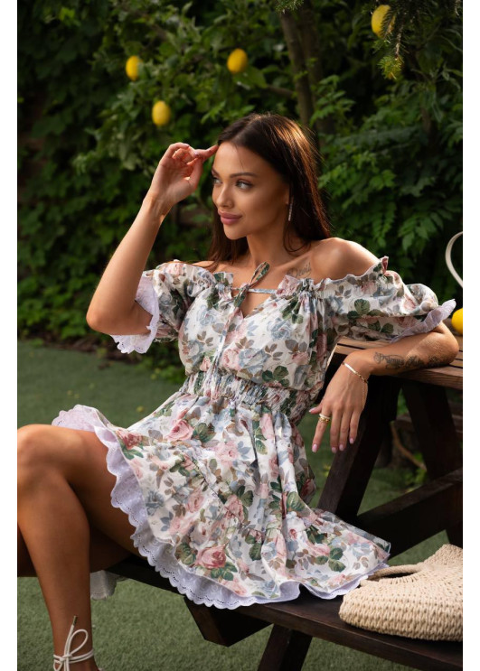 Мила лялькова сукня з акцентним мереживом