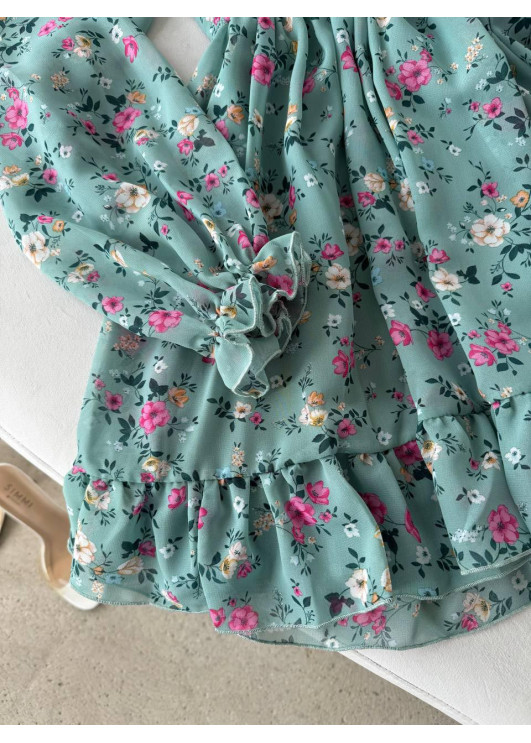 Мила квіткова сукня з об'ємними рукавами та пишною спідницею