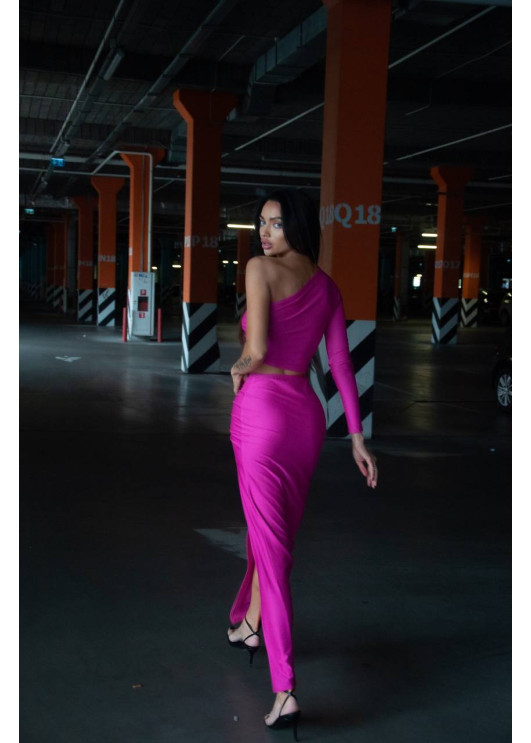 Стильний костюмчик: топ на одне плече та спідниця з драпіруванням з боку. 