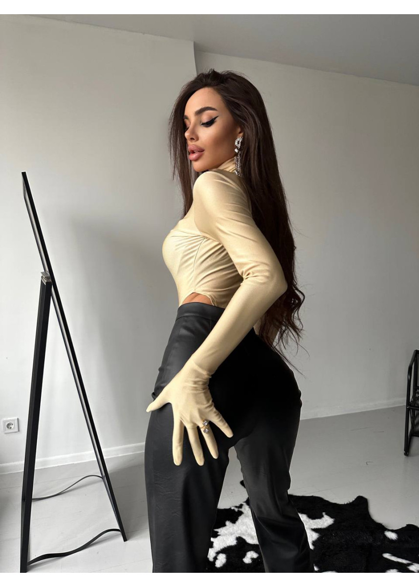 Наш фаворит весняної колекції - це тренд на одяг з рукавичкою   