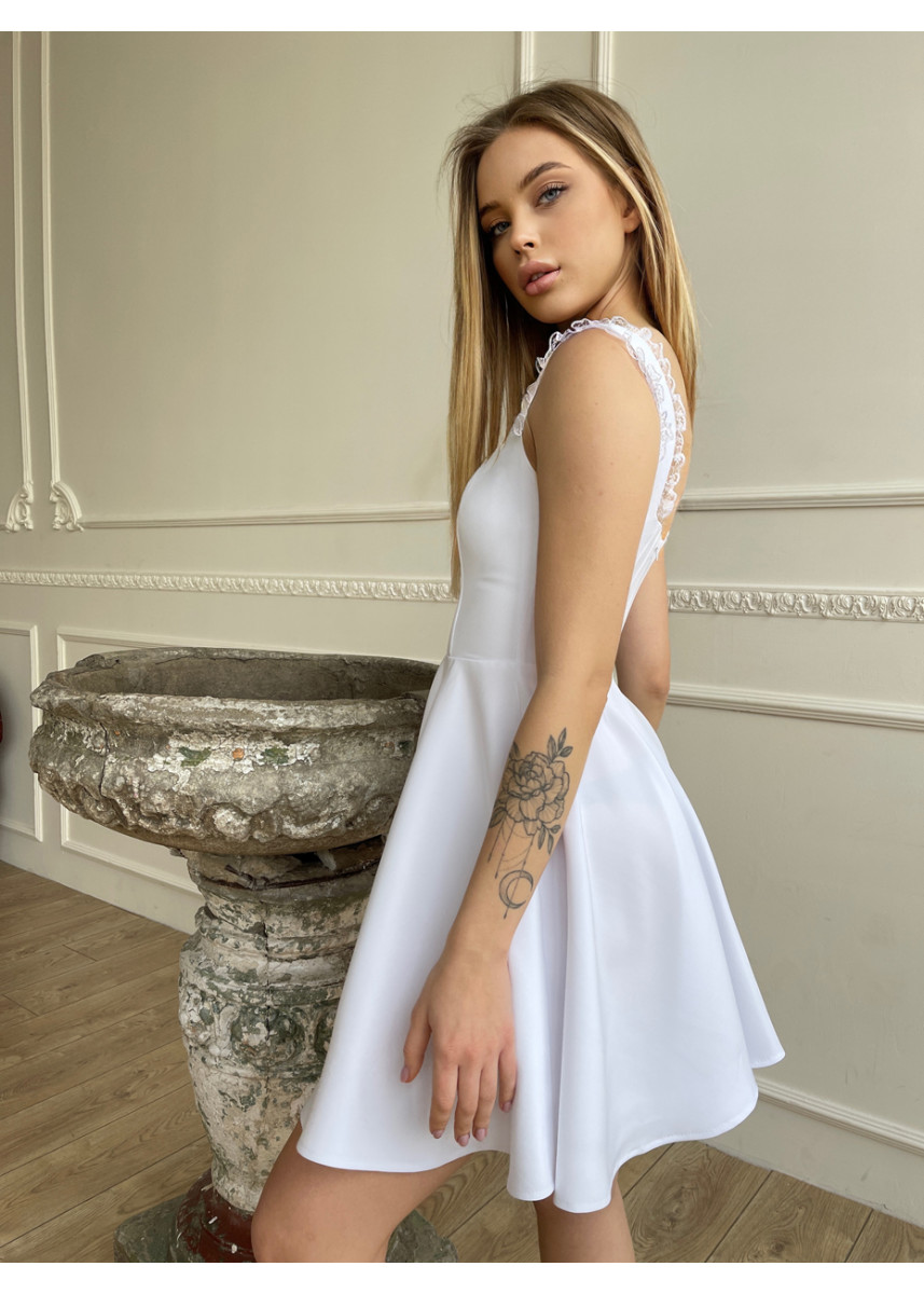 Белое платье декорированное кружевом с пышной юбкой