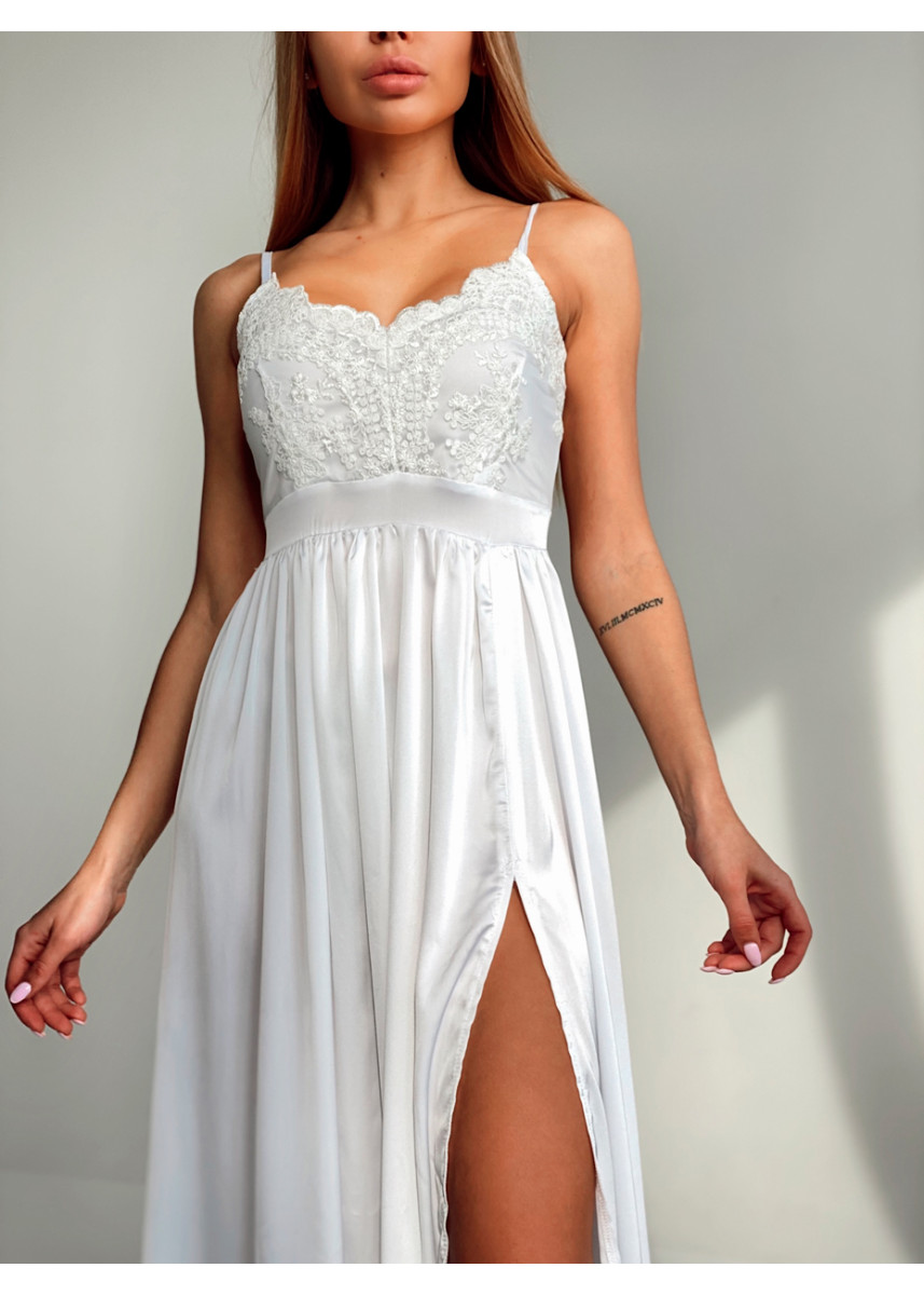 Біла сукня на бретельках, декорована мереживом