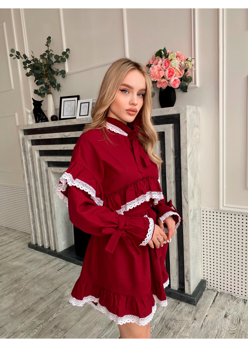 Бордовое льняное платье декорированное хлопковым кружевом и оборочками