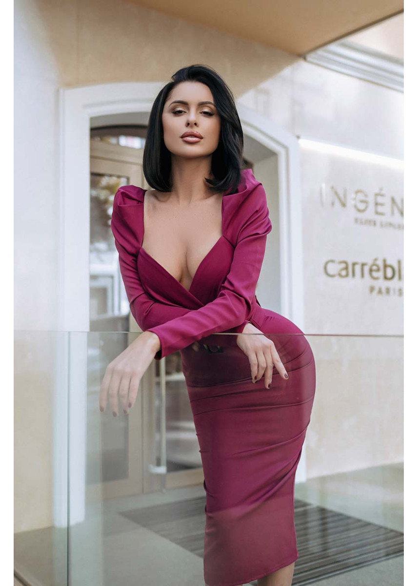 Елегантна сукня футляр із запахом на грудях у кольорі фуксія.