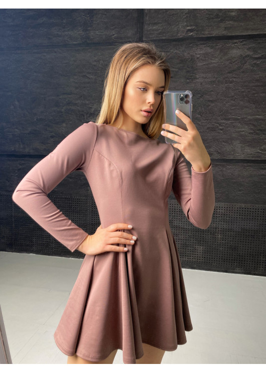 Кофейное приталенное платье с пышной юбочкой