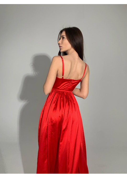 Красное шелковое платье на бретельках с запахом на груди