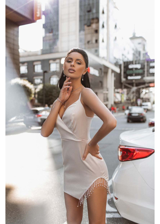Эффектное атласное платье декорированное бахромой из страз в бежевом цвете