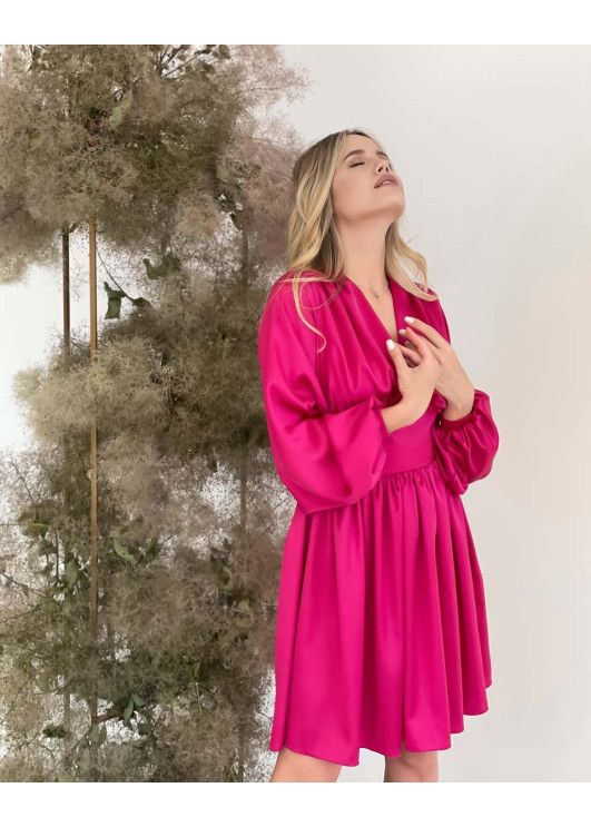 Приталена шовкова сукня з об'ємними рукавами в малиновому кольорі.